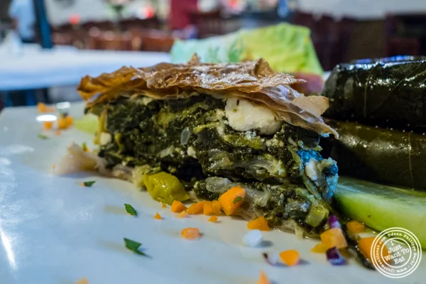 Spanakopita.在Jimbo的,中国体育网直播餐厅和酒吧在阿斯托里亚,皇后区