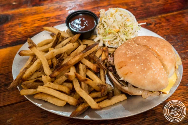 纽约市中心乔治亚州烧烤博士的Brisket Melt Sandwich