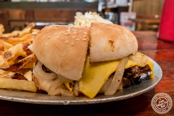 纽约市中心乔治亚州烧烤博士的Brisket Melt Sandwich