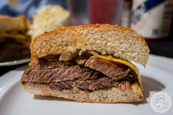 纽约市中心乔治亚州烧烤博士的Brisket Melt Sandwich