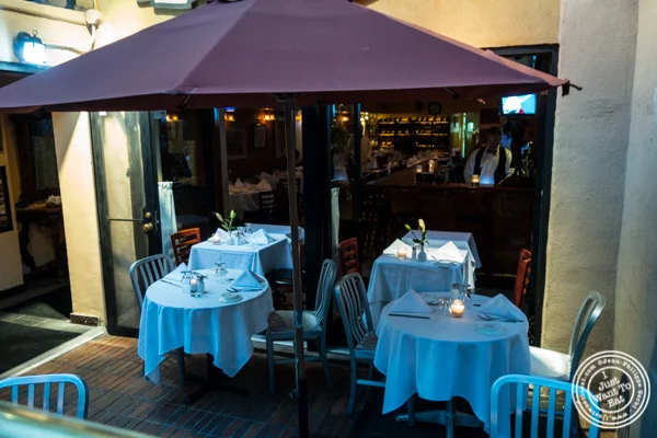 在Bistecca Fiorentina的户外桌在NYC,NY