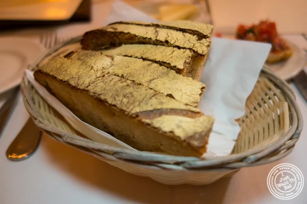 面包在Bistecca Fiorentina在纽约,纽约