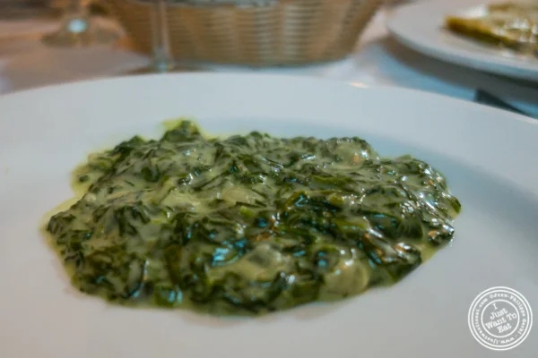 菠菜在纽约纽约的Bistecca Fiorentina菠菜A la reme
