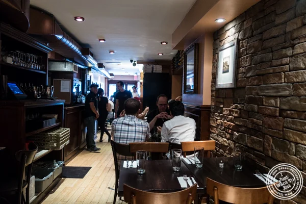 Keste Pizza的用餐室& Vino in NYC, NY