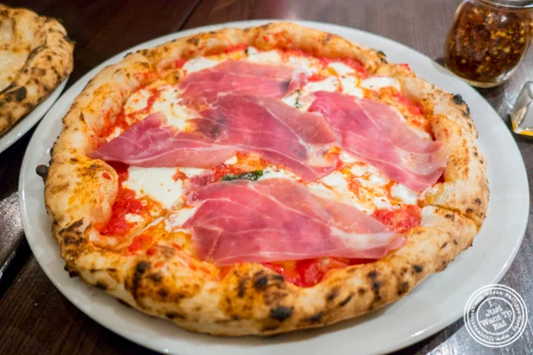在Keste Pizza的Prosciutto di帕尔马披萨& Vino in NYC, NY