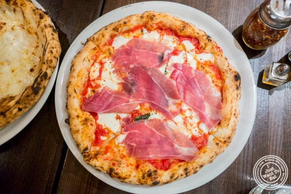 在Keste Pizza的Prosciutto di帕尔马披萨& Vino in NYC, NY