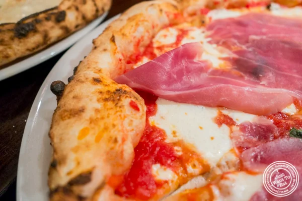 在Keste Pizza的Prosciutto di帕尔马披萨& Vino in NYC, NY