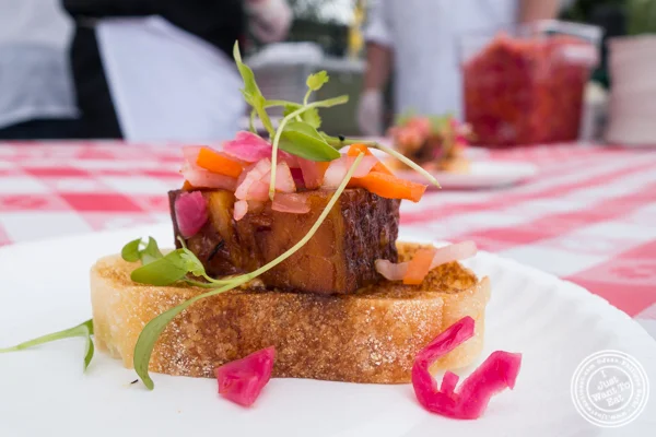 Braised Bacon Bahn Mi Crostini来自Chadwick的餐厅,位于布鲁克林威廉斯堡的大培根野餐