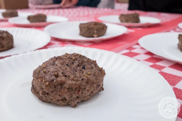 硕士送货公司的牛肉馅饼与Brooklyn威廉斯堡大培根野餐的培根粉尘