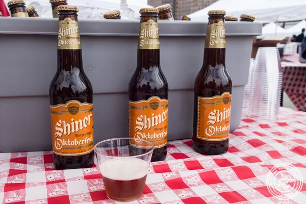 Shiner Oktoberfest啤酒在威廉斯堡,布鲁克林的大培根野餐