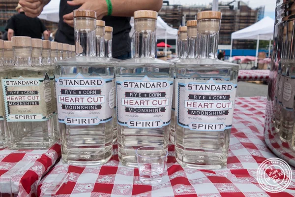 来自威廉斯堡的伟大大培根野餐的标准艾门酿酒厂的Moonshine,布鲁克林