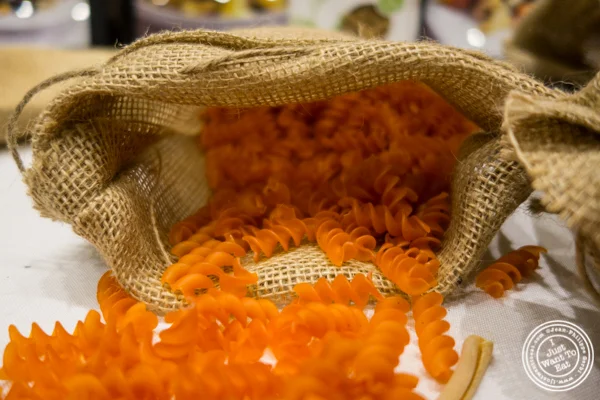 来自意大利面镜头的红扁豆fusilli