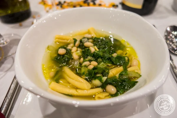 意大利面镜头鹰嘴豆卡萨雷西克用豆和escarole minestra