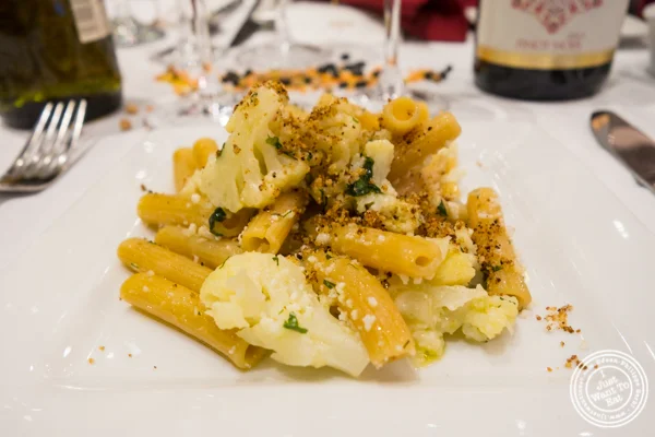 面团透镜黄色扁豆Penne rive用花椰菜和葡萄干