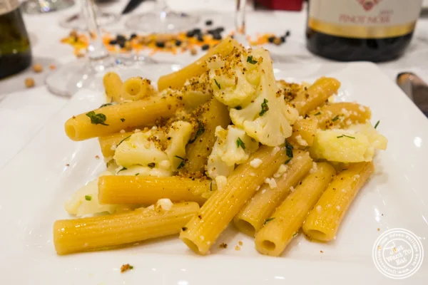 面团透镜黄色扁豆Penne rive用花椰菜和葡萄干