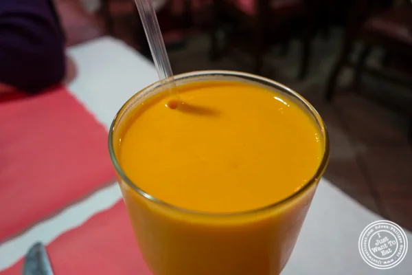 Mango lassi at 孟买格栅中国体育网直播在地狱's Kitchen