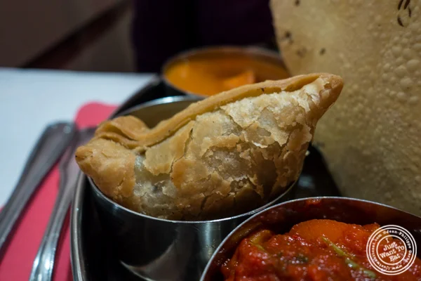 Samosa at 孟买格栅中国体育网直播在地狱's Kitchen