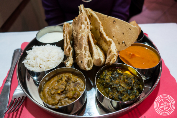 Vegetarian thali at 孟买格栅中国体育网直播在地狱's Kitchen