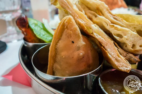 Samosa at 孟买格栅中国体育网直播在地狱's Kitchen