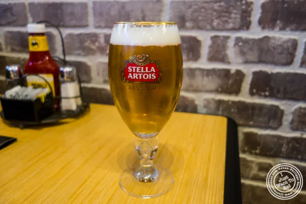 Stella Artois啤酒在水牛野翅膀在时代广场,纽约