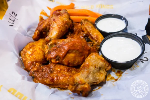 WINGSBAZIN'在纽约时代广场的水牛野草辣