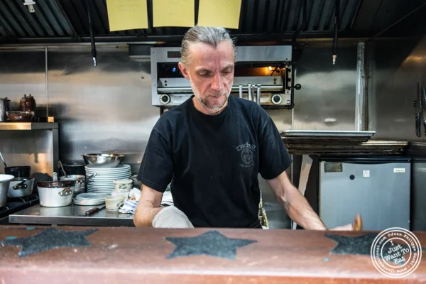长岛市Cafe Triskell的厨师兼老板Philippe Fallait