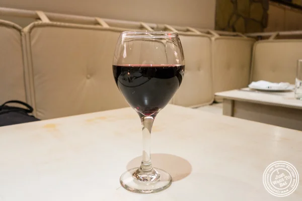 来自希腊的Kyklos Agiorgitiko 2014葡萄酒在korali Estiatorio上东侧,NYC,NY
