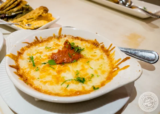 在纽约,纽约纽约的Korali Estiatorio的Cheese Saganaki