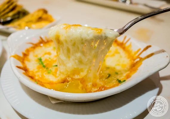 在纽约,纽约纽约的Korali Estiatorio的Cheese Saganaki