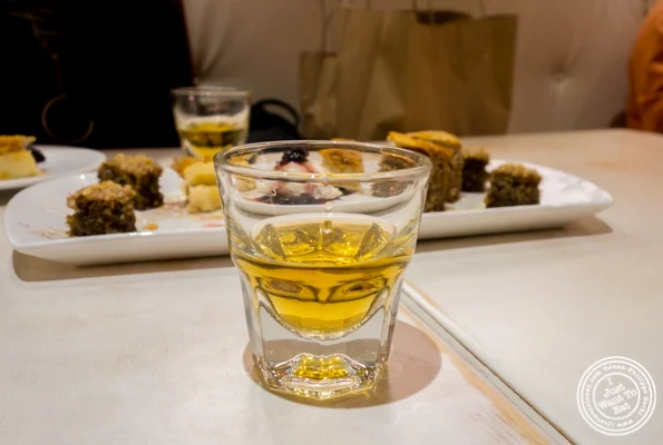 一杯 在纽约市,纽约市中心的Korali Estiatorio的Muscat