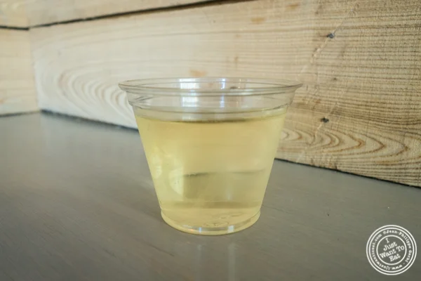杯在点心的霞多丽在洛杉矶队列在纽约,纽约