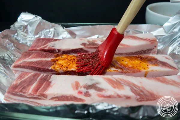 在五花肉上擦一下