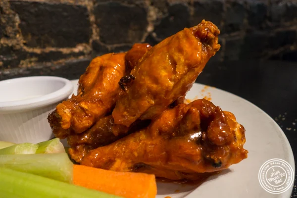 Chicken wings at 邦妮's Grill in Park Slope, Brooklyn