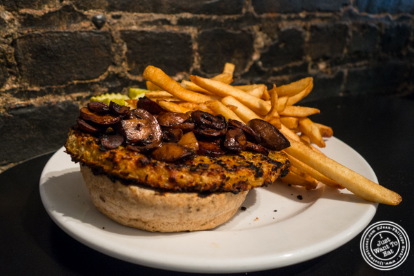 Spiced veggie burger at 邦妮's Grill in Park Slope, Brooklyn