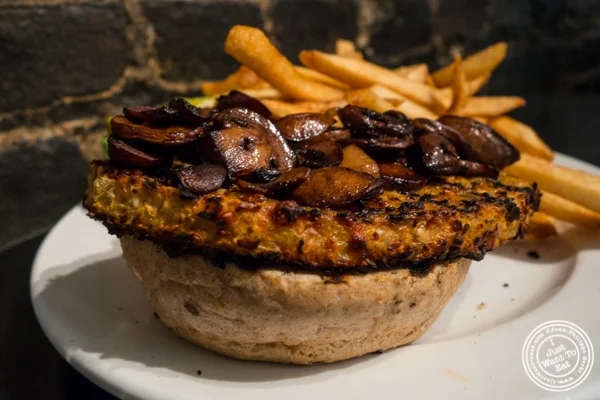 Spiced veggie burger at 邦妮's Grill in Park Slope, Brooklyn