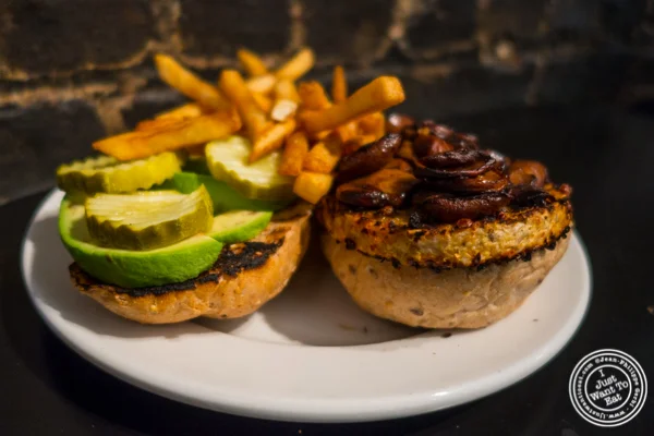 Spiced veggie burger at 邦妮's Grill in Park Slope, Brooklyn