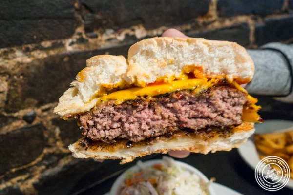 Black angus burger at 邦妮's Grill in Park Slope, Brooklyn