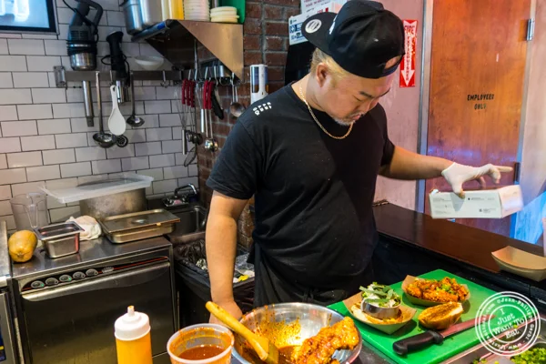 在纽约甘赛沃特市场的Oppa制作釜山鸡肉三明治