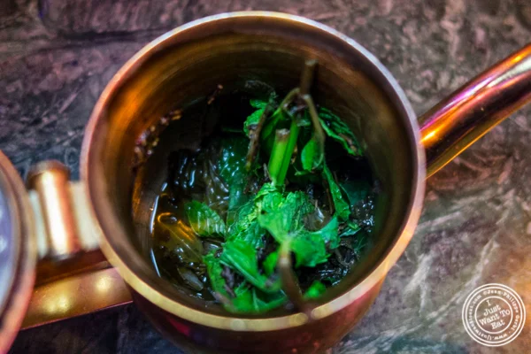 皇后区阿斯托里亚(Attoria)的伊斯坦布尔咖啡馆(Cafe Istanbul)中的薄荷茶中留有薄荷叶