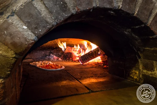 在Numero 28 Pizzeria,NYC,Nyc,Nyc,Nyc,纽约的木材火炉烹饪披萨