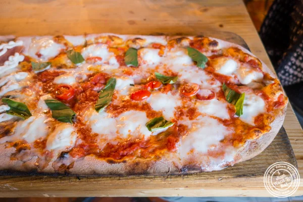 Doc Pizza在Numero 28 Pizzeria,纽约,纽约
