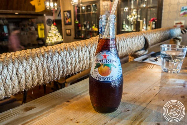 圣佩勒格诺州的Chinotto Oranges在Numero 28 Pizzeria,NYC,纽约