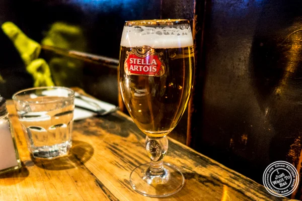 Stella Artois啤酒在BXL咖啡馆在纽约,纽约