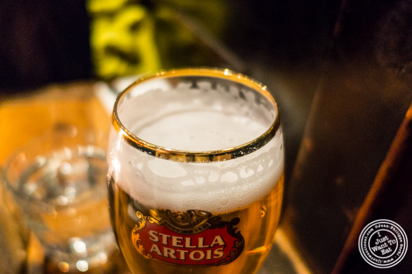 Stella Artois啤酒在BXL咖啡馆在纽约,纽约
