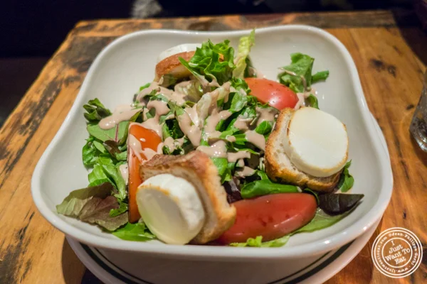 在NYC,NY的BXL咖啡馆Salade de Chevre Chaud