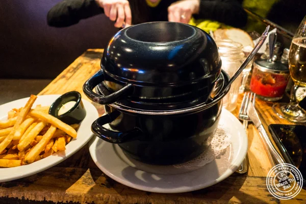 在NYC,NY的BXL咖啡馆Moules Vin Blanc et奶油