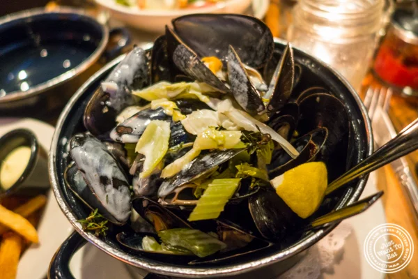 在NYC,NY的BXL咖啡馆Moules Vin Blanc et奶油