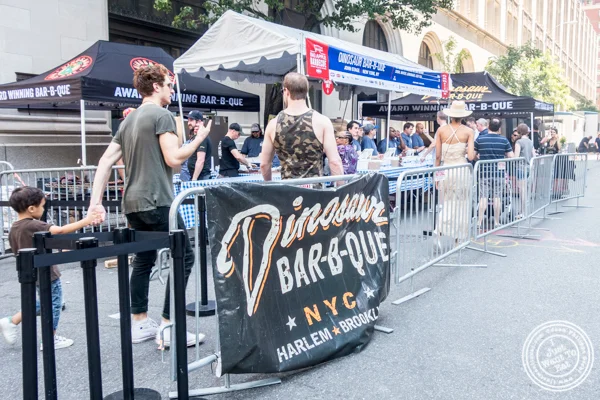 恐龙烧烤在大苹果BBQ块派对