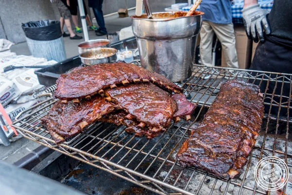 圣路易斯在大苹果BBQ块派对的恐龙烧烤架上的烧烤肋骨