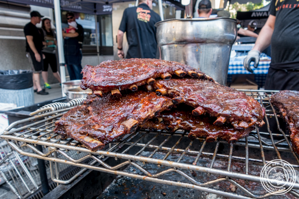 圣路易斯在大苹果BBQ块派对的恐龙烧烤架上的烧烤肋骨